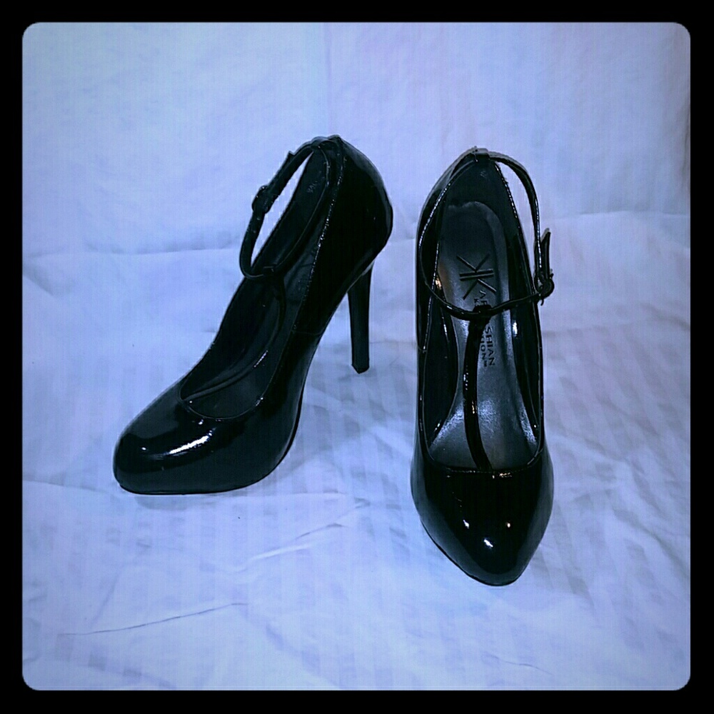 "Kardashian Kollection Dallas" T-Strap Pumps